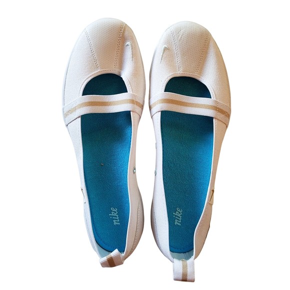 Nike White Beige Women’s Slip On Athletic Flats Loafers Size 9 - Picture 1 of 5